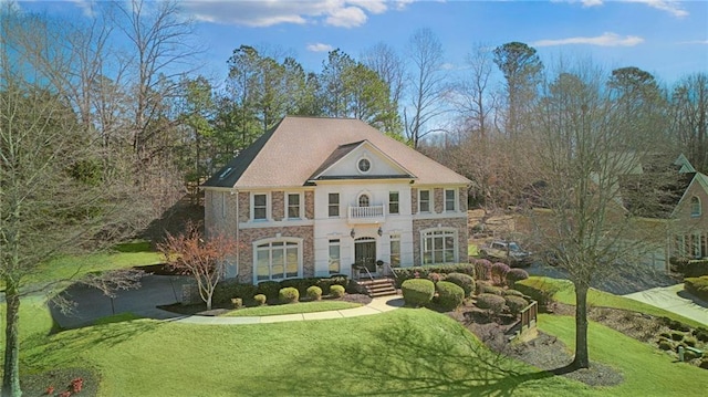 view of front of home featuring a front yard