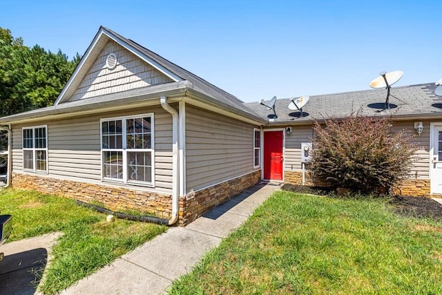 view of front facade with a front yard