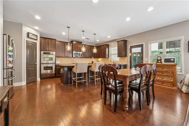 dining space featuring dark wood-style floors, recessed lighting, and baseboards