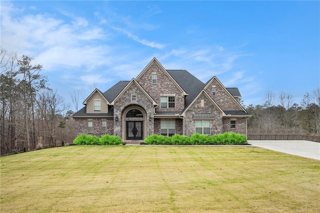 view of front of house featuring a front lawn