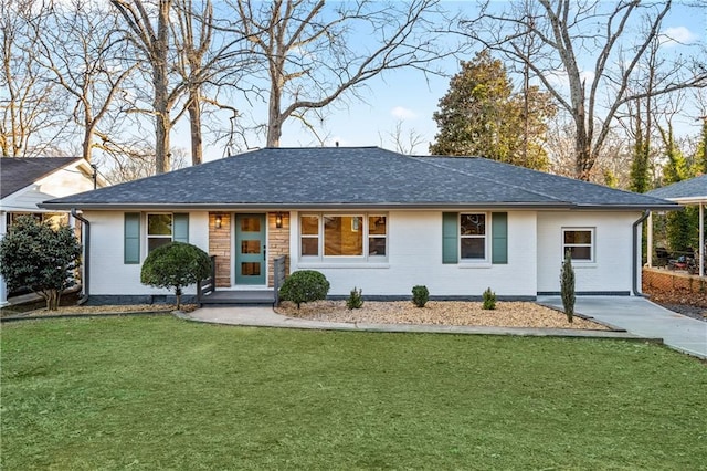 ranch-style house featuring a front yard