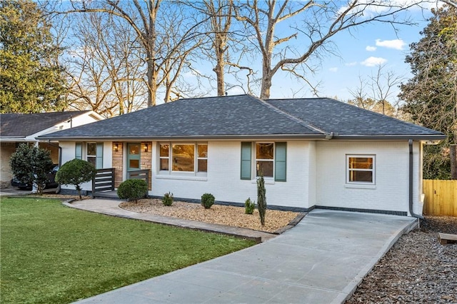 ranch-style house featuring a front yard