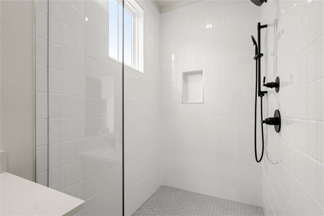 bathroom featuring tiled shower