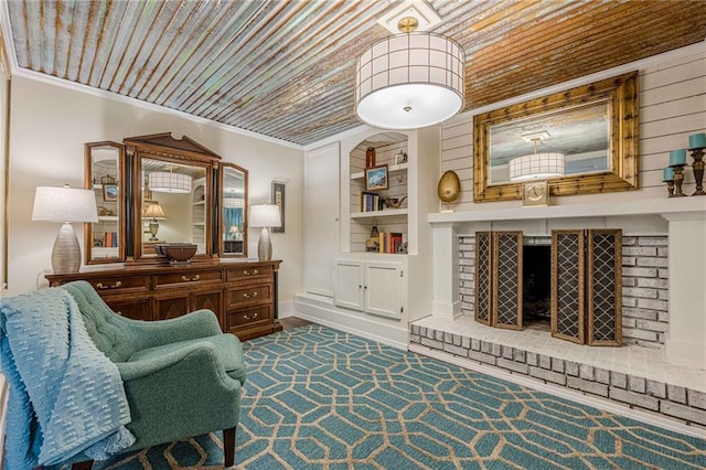 living room with crown molding and built in shelves