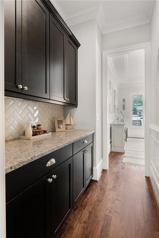 5330 Lake Redwine Cv NW, Acworth, GA 30101 - bar area with dark wood finished floors, tasteful backsplash, and crown molding