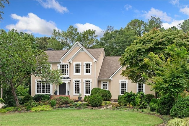 view of front of property featuring a front lawn