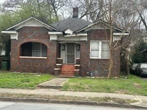 view of front of house with a front lawn