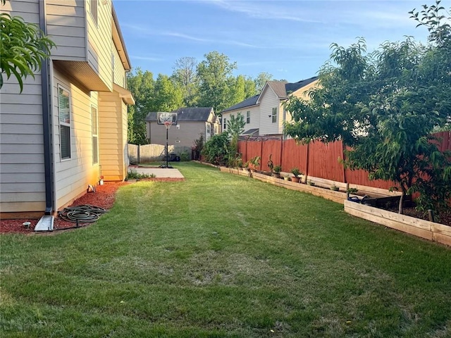view of yard featuring a residential view