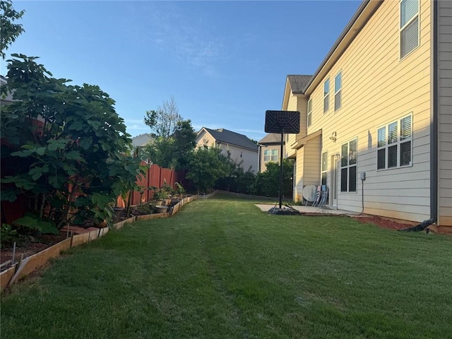 view of yard featuring a patio area