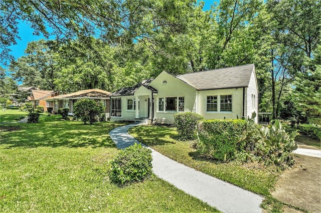 ranch-style house featuring a front lawn