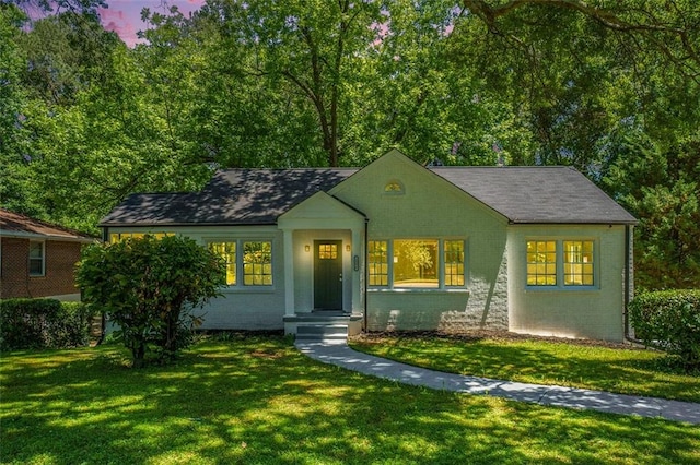 view of front of house featuring a yard