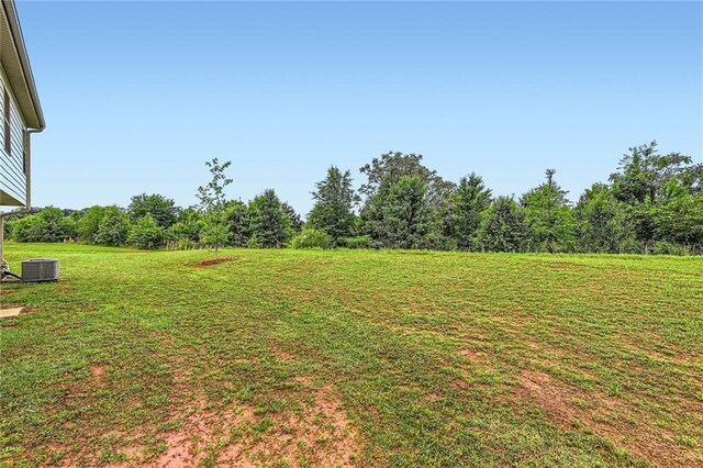 view of yard featuring central AC unit