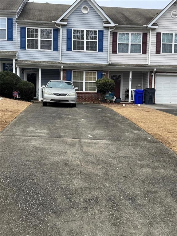 townhome / multi-family property featuring a garage