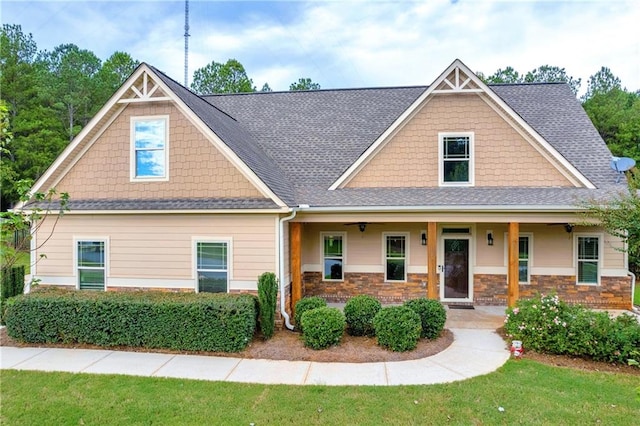 craftsman-style house featuring a front lawn and covered porch