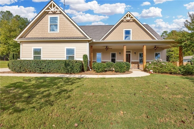 craftsman inspired home featuring ceiling fan and a front lawn