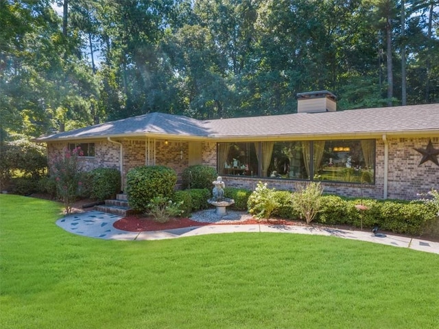 view of front of property with a front yard