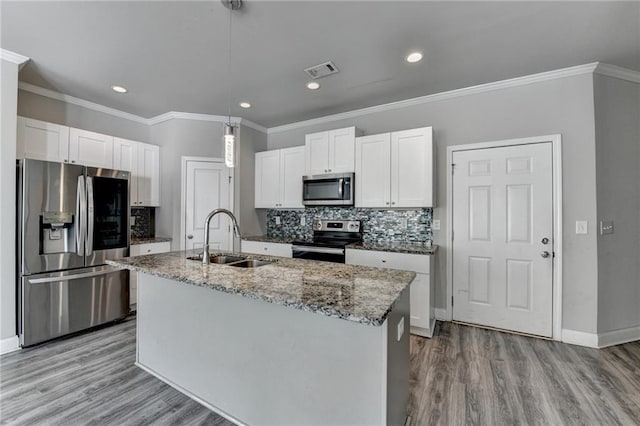4421 Fulson Dr, Lilburn, GA 30047 - kitchen featuring stainless steel appliances, a sink, light wood finished floors, decorative backsplash, and recessed lighting