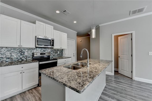 4421 Fulson Dr, Lilburn, GA 30047 - kitchen with stainless steel appliances, a sink, crown molding, light wood-style flooring, and baseboards