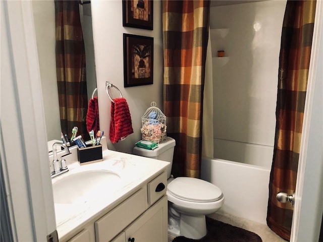 full bath with shower / tub combo, toilet, and vanity