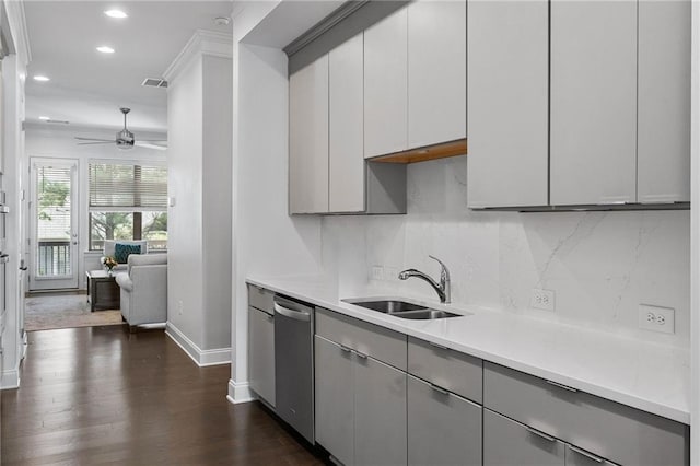 kitchen featuring ceiling fan, dark hardwood / wood-style floors, sink, and gray cabinetry