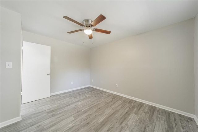 unfurnished room featuring light wood-type flooring, ceiling fan, and baseboards
