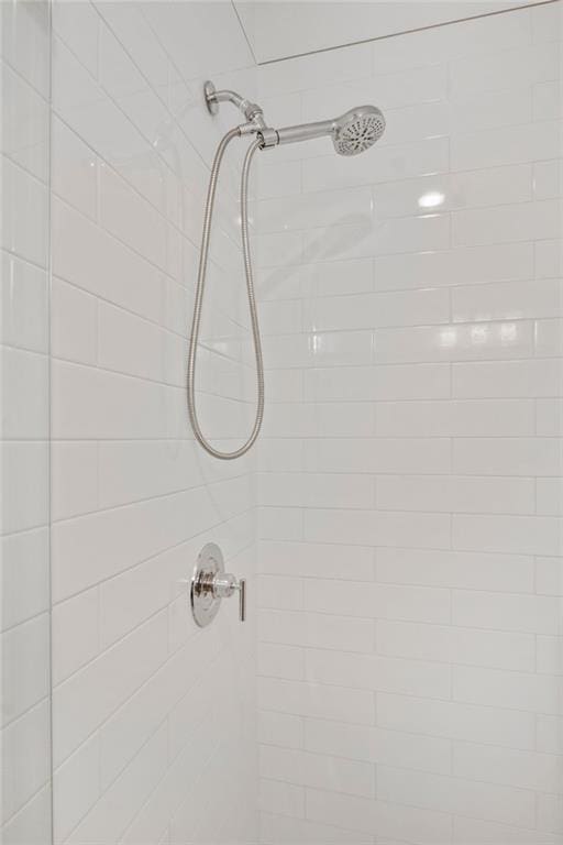 details featuring tiled shower