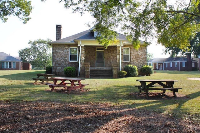 view of front facade featuring a front lawn