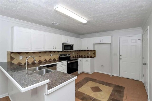 kitchen with kitchen peninsula, appliances with stainless steel finishes, tasteful backsplash, and sink