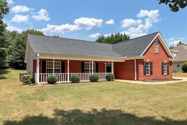 view of front of home featuring a front lawn and covered porch