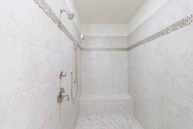 bathroom featuring a tile shower