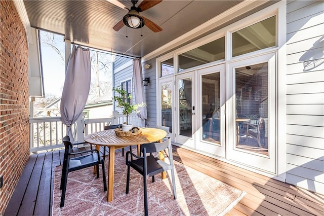 sunroom featuring ceiling fan