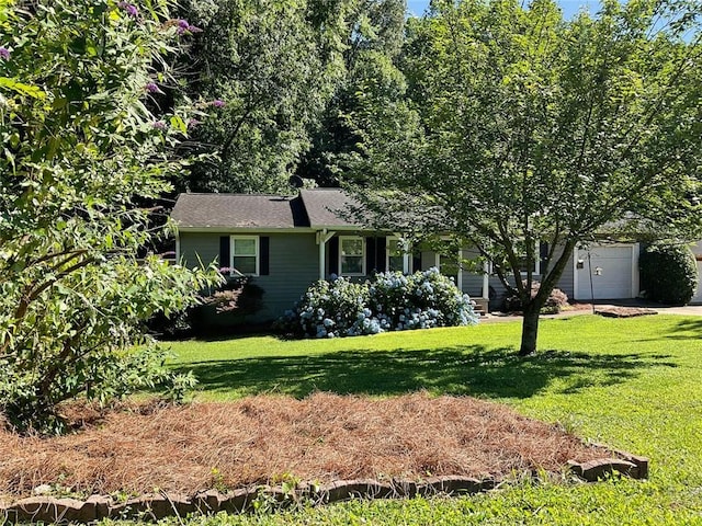 view of front of property featuring a front lawn