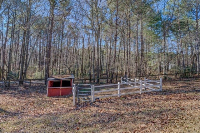 view of yard with an outbuilding