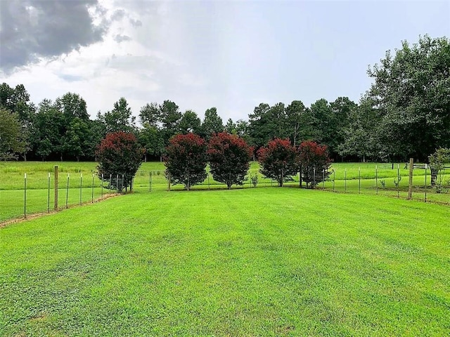 view of yard featuring a rural view