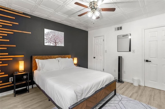 living room featuring hardwood / wood-style flooring and ceiling fan