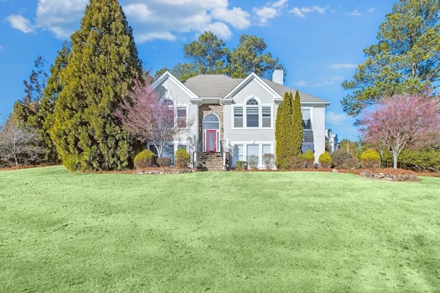 split foyer home featuring a front lawn