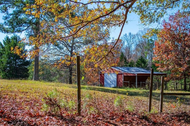 view of yard with an outdoor structure