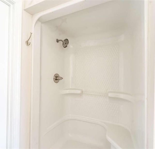 details featuring shower / bathtub combination