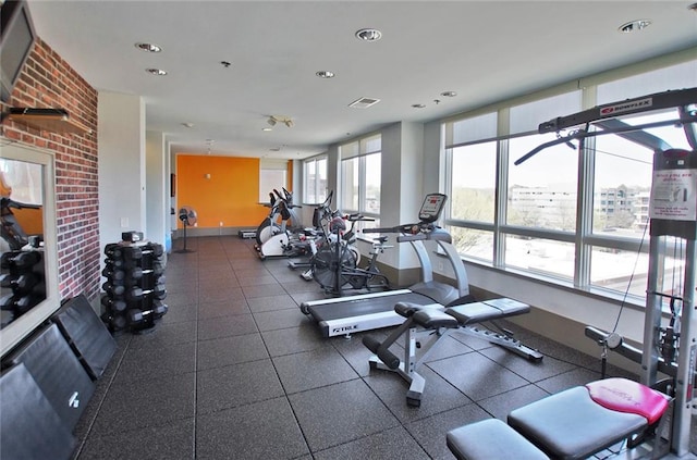 gym featuring recessed lighting