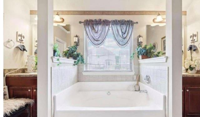 dining room featuring washer / dryer, an inviting chandelier, and light tile patterned floors