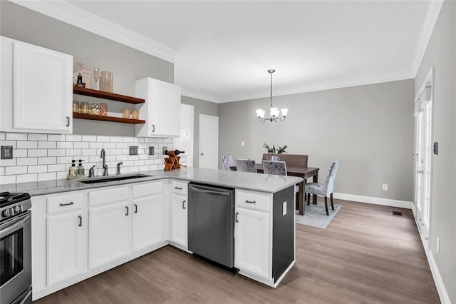 5990 Eagle Tiff Ln, Sugar Hill, GA 30518 - kitchen featuring stainless steel appliances, a chandelier, open shelves, decorative backsplash, and a peninsula