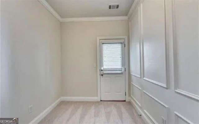 doorway with light carpet, ornamental molding, visible vents, and baseboards