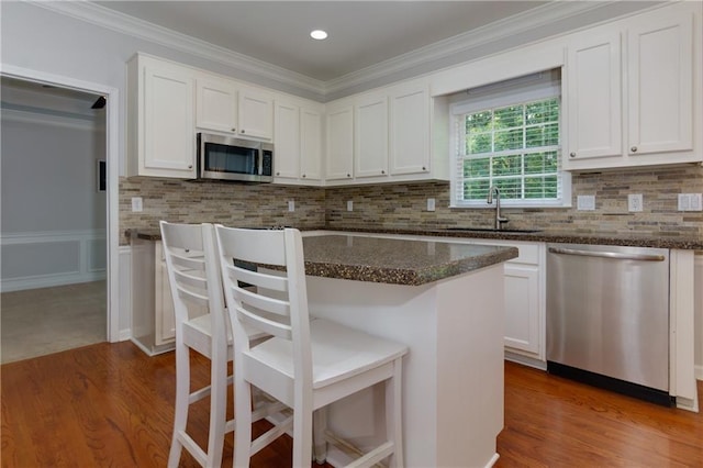 2995 Aspen Ridge Ct, Snellville, GA 30078 - kitchen featuring stainless steel appliances, a sink, white cabinets, ornamental molding, and recessed lighting