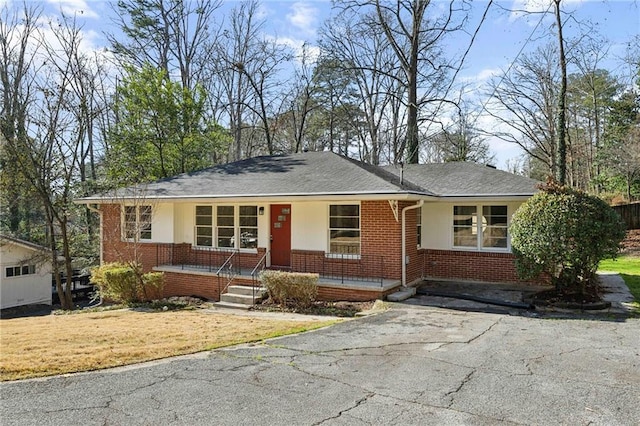 single story home with covered porch