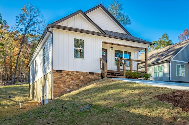 view of front of property with a porch and a front yard