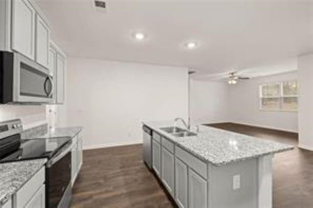 kitchen with ceiling fan, appliances with stainless steel finishes, a sink, gray cabinets, and baseboards