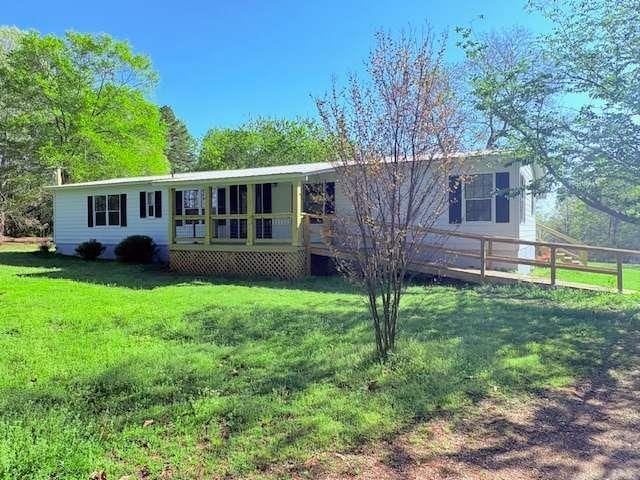 manufactured / mobile home with a front lawn