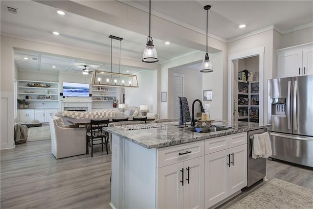 884 Oxford Rd, Ball Ground, GA 30107 - kitchen with appliances with stainless steel finishes, open floor plan, ceiling fan, crown molding, and an island with sink