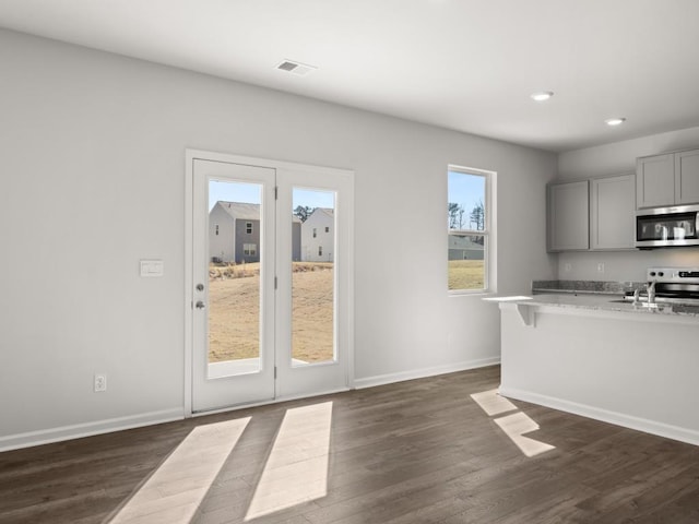 13 Coggins Pl, Rome, GA 30165 - kitchen featuring appliances with stainless steel finishes, gray cabinetry, dark wood finished floors, baseboards, and recessed lighting