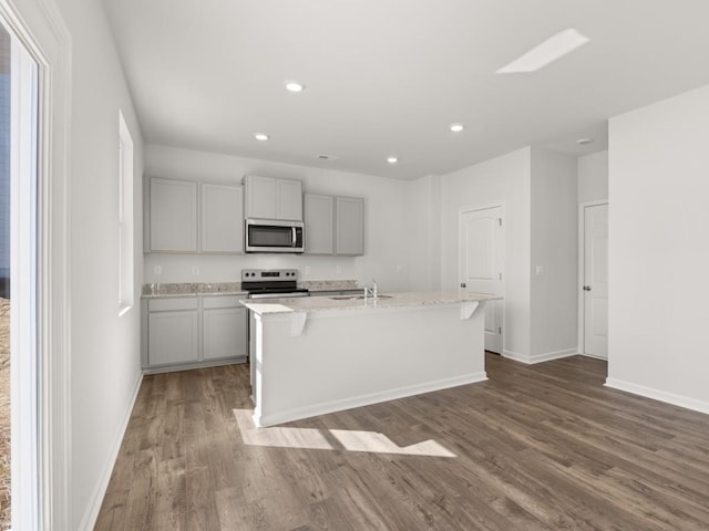 13 Coggins Pl, Rome, GA 30165 - kitchen featuring appliances with stainless steel finishes, a sink, dark wood-style flooring, baseboards, and an island with sink